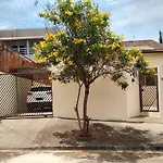 Bela casa com churrasqueira e estacionamento