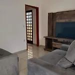 Bela casa com churrasqueira e estacionamento