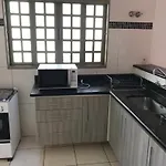 Bela casa com churrasqueira e estacionamento