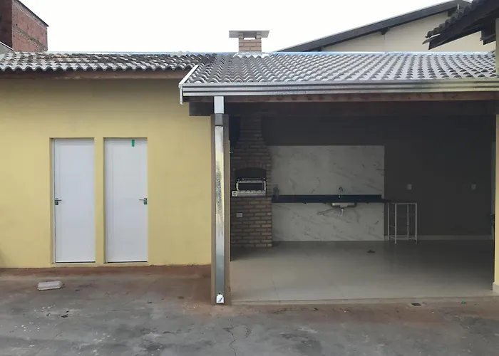 Bela casa com churrasqueira e estacionamento
