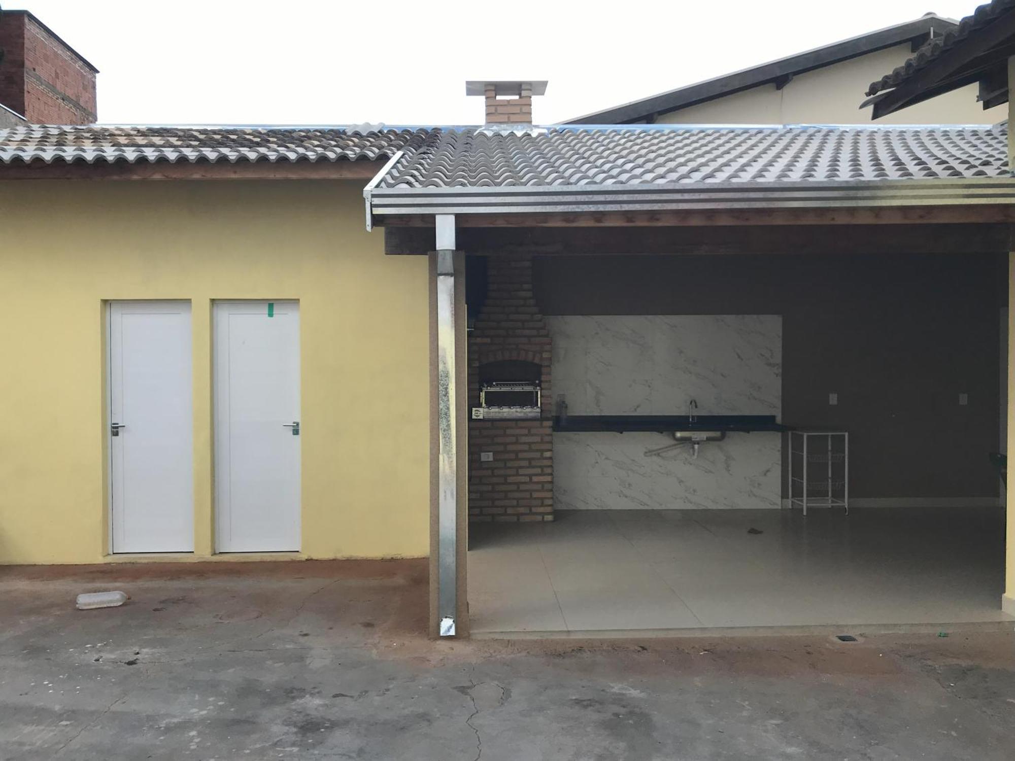Bela Casa Com Churrasqueira E Estacionamento