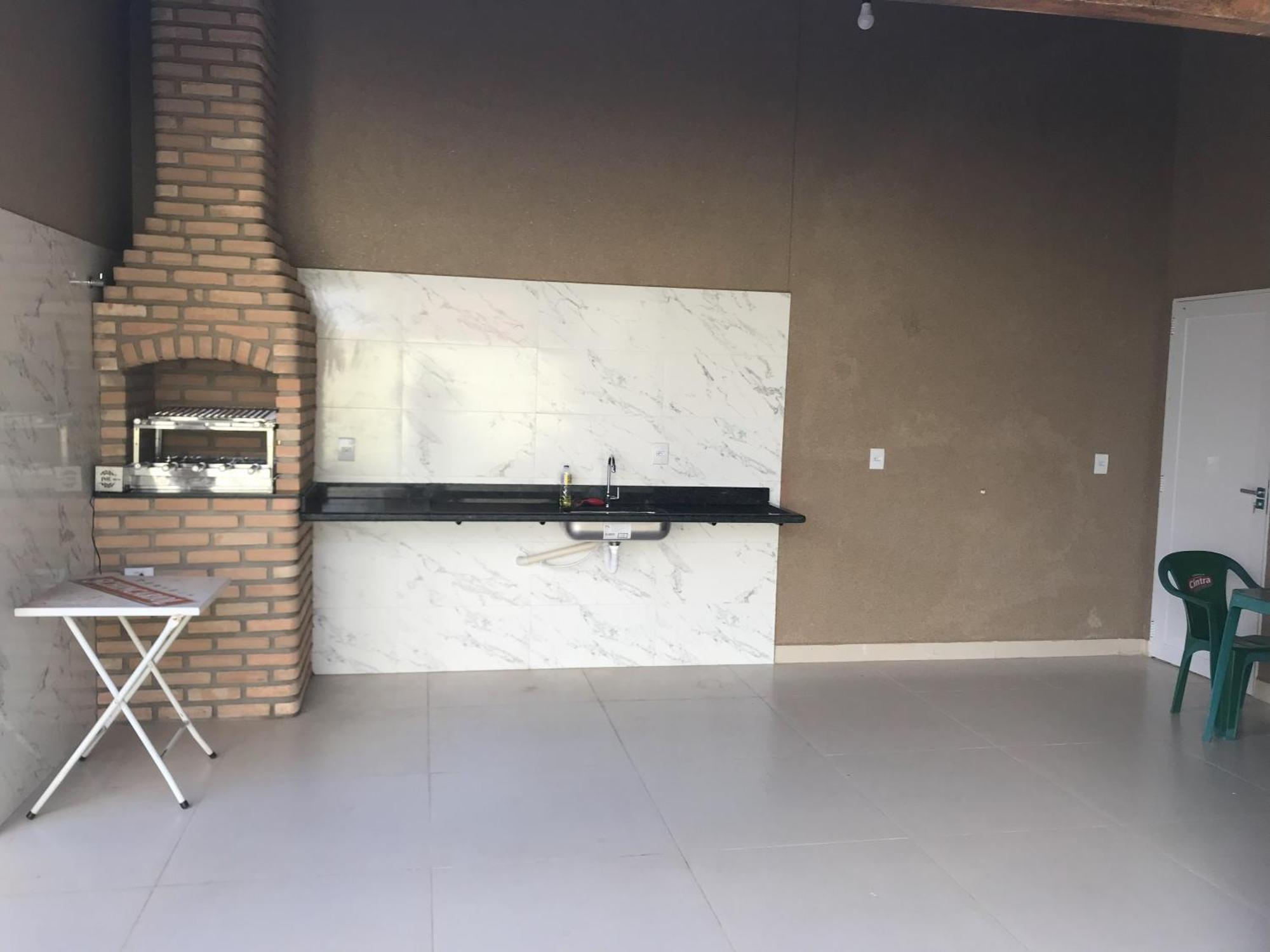 Bela Casa Com Churrasqueira E Estacionamento